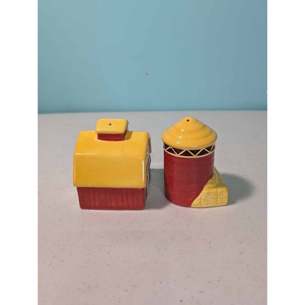 John Deere Farm Barn Silo Ceramic Salt and Pepper Shakers Set - Picture 7 of 10